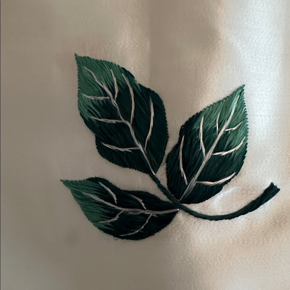 VINTAGE TAIWANESE 1970’s Silk embroidered shawl - Picture 5 of 7